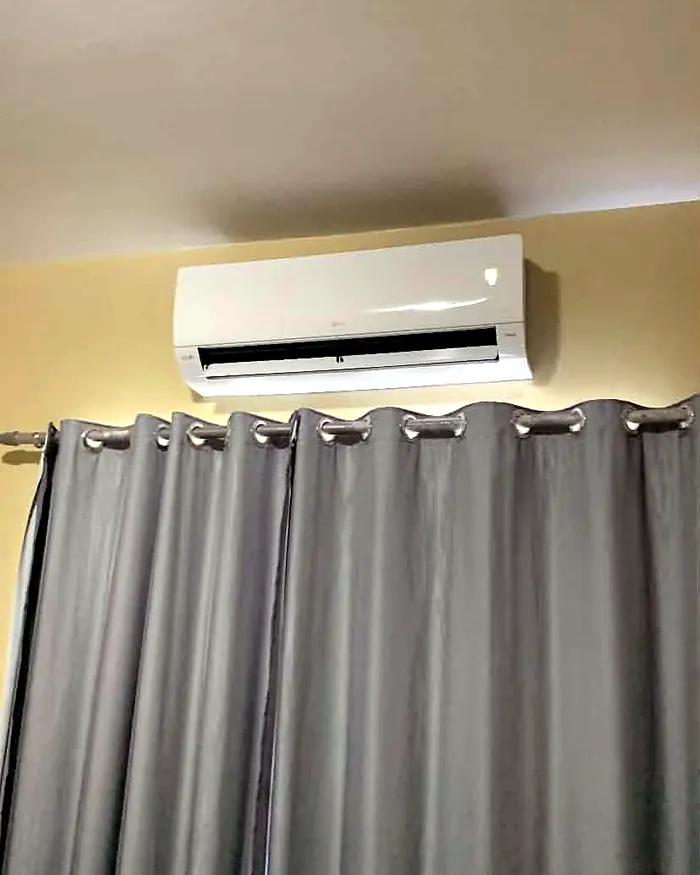 Split instalado sobre a janela — MK Climatização