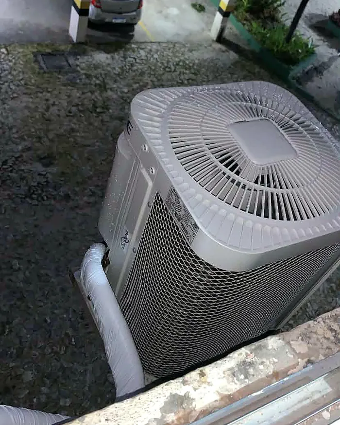 Condensadora posicionada na laje — MK Climatização