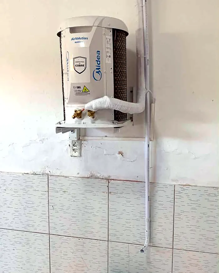 Condensadora em suporte de parede — MK Climatização