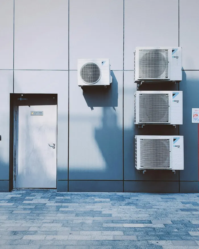 Condensadoras em fachada comercial — MK Climatização